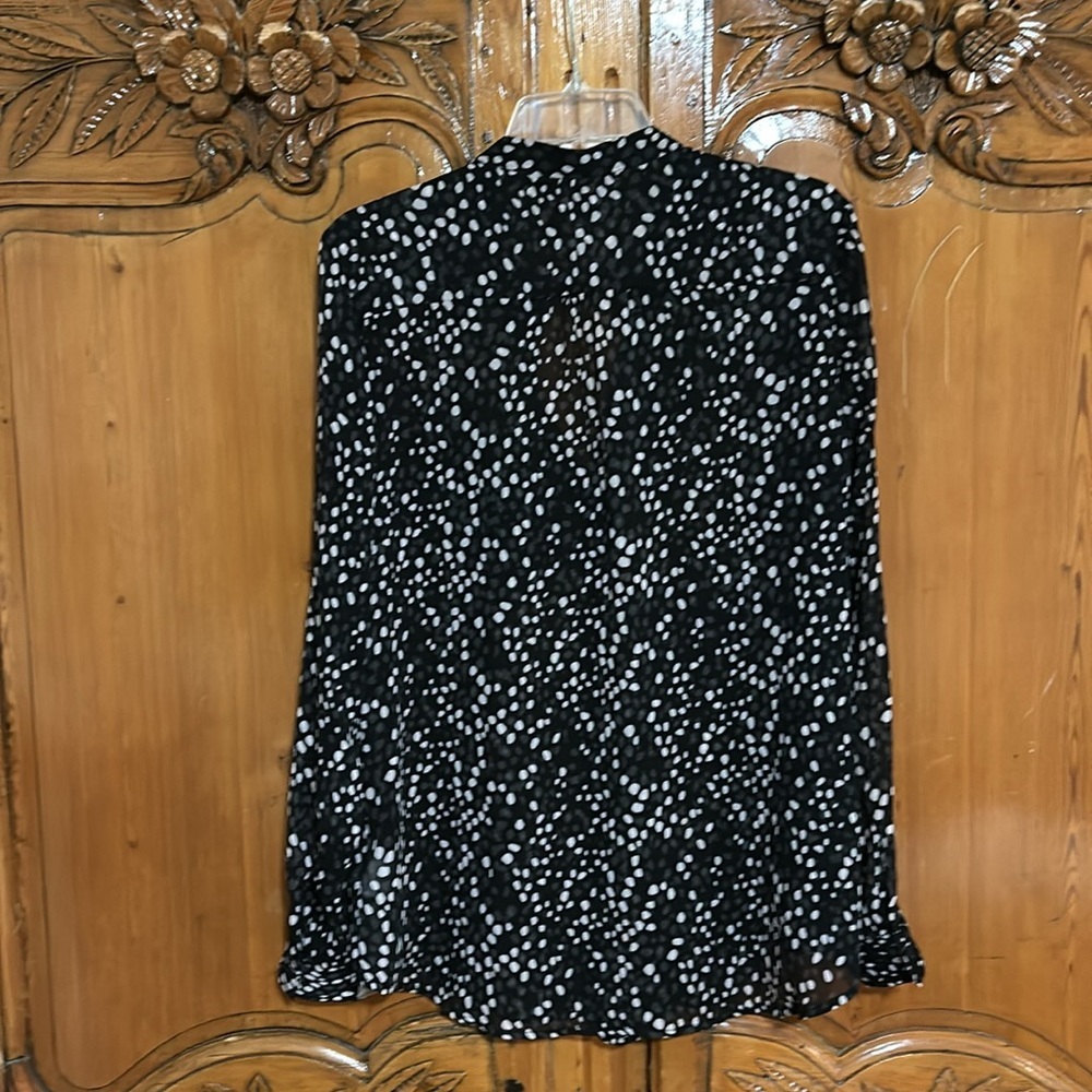 Kut From the Kloth Jasmine Top in Normandy Dot Black. Large - Picture 3 of 6